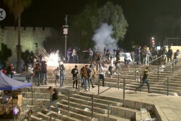 Bentrokan pada malam lailatul qadar di Masjid Al Aqsa