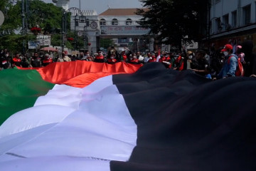 Bentangan bendera raksasa dan dukungan warga Jabar untuk Palestina