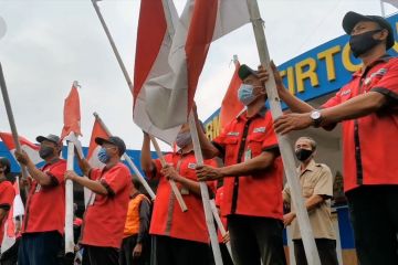Peringati Harkitnas, warga di Terminal Tirtonadi menyanyikan Indonesia Raya