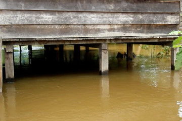 Warga terdampak banjir Halmahera Tengah terima bantuan Pemprov