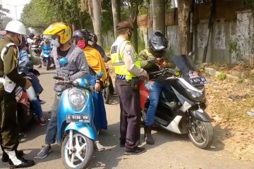 Suasana penyekatan dan pemeriksaan pemudik arus balik di Cirebon