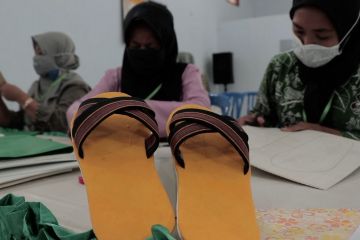 Berdayakan perempuan, DP3AP2KB Jateng latih buat sandal