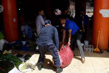 Pedagang kaki lima di Pasar Raya Padang ditertibkan