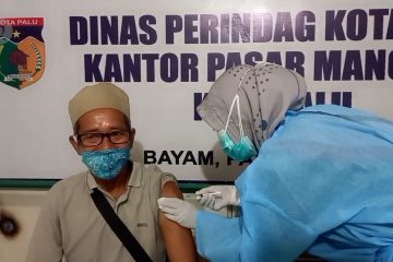 Pedagang pasar di Palu terima suntikan vaksin COVID-19