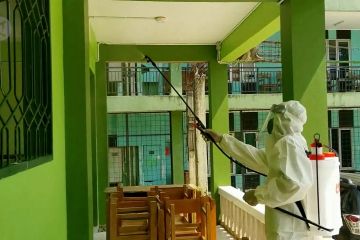 Sebelum uji coba belajar tatap muka, sekolah disemprot disinfektan