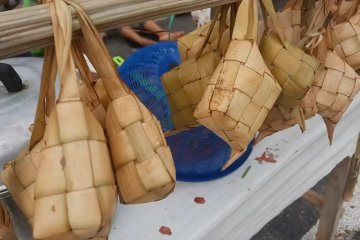 Tradisi lebaran ketupat beri peningkatan ekonomi bagi pedagang musiman