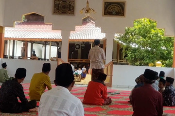 Melihat lokasi wisata religi di Pesantren Benda Kerep Cirebon