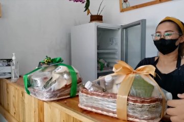 Segarnya bisnis hantaran lebaran dari kelapa muda