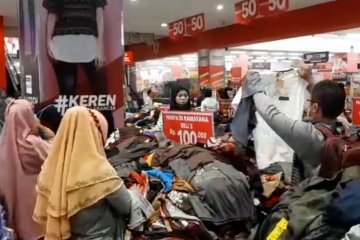 Suasana pusat perbelanjaan di Padang menjelang lebaran