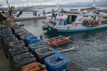 Survei KNTI: 83 persen nelayan beli BBM eceran