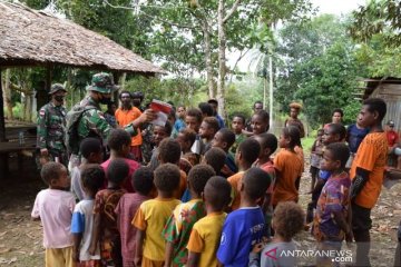 Satgas TNI bagikan buku "Aku Bangga NKRI" kepada anak-anak di Asiki