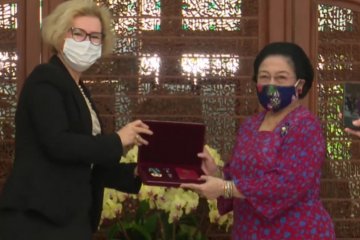 Soekarno, Megawati, dan penghargaan "Order of Friendship" dari Rusia
