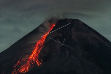 Gunung Merapi meluncurkan guguran lava pijar sejauh 1.500 meter