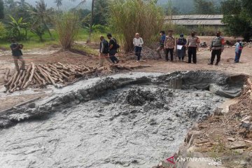Petugas memasang pembatas lokasi semburan lumpur di Cirebon