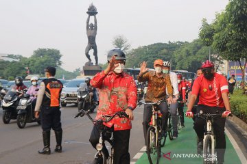 Anies bareng Dubes Belanda bersepeda pakai batik