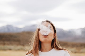 Perempuan merokok disebabkan oleh kesehatan mental tak stabil