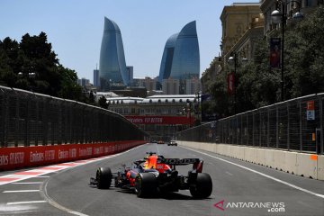 Duet Ferrari bayangi Verstappen dalam latihan bebas GP Azerbaijan