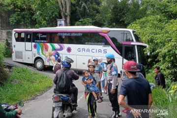 Bus wisata dari Bandung tersangkut di Kelok 44 Agam
