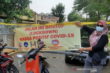 Kelurahan Kayu Putih semprot disinfektan di RT yang tengah "lockdown"