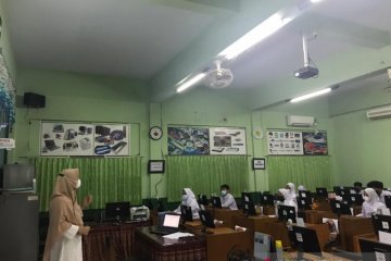 Ruang ganti disiapkan untuk belajar tatap muka di SMK Jakarta Timur