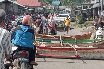 Nelayan blokir jalan dengan perahu di Gunungsitoli