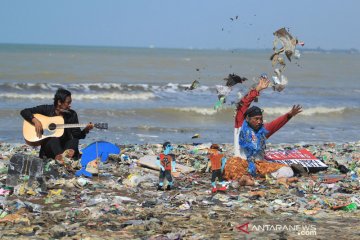 Aksi teaterikal kritisi pengelolaan sampah plastik