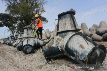 Pembuatan batu pemecah ombak