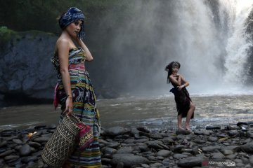 Peragaan busana nusantara di air terjun