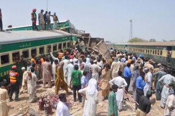 Korban jiwa tabrakan kereta di Pakistan jadi 56 orang