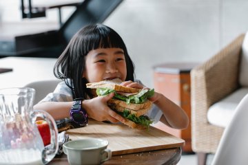 Cara atasi anak susah makan dengan perbaiki jadwal makannya