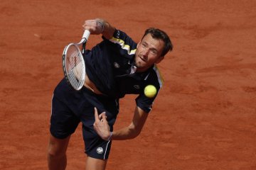 Medvedev tantang Tsitsipas di perempat final French Open
