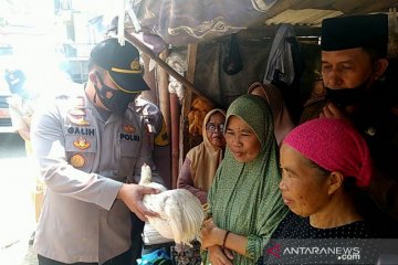 Dongkrak vaksinasi, Polsek Pacet berikan hadiah ayam untuk lansia