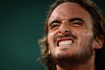 Tsitsipas akhiri langkah Medvedev di perempat final French Open