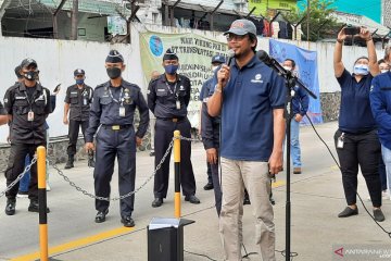 TransJakarta klarifikasi insiden bus tersangkut di rel kereta