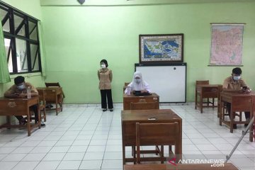 Murid SMAN 77 Jakarta ikuti ujian akhir tahun saat PTM