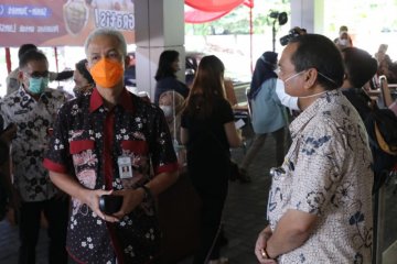 Ganjar tegaskan Sentra Vaksinasi Gradhika diprioritaskan untuk lansia