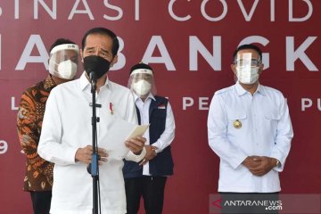 Jokowi minta kepala daerah segera laksanakan vaksinasi massal
