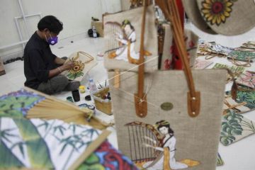 Kerajinan tas dan kipas lukis