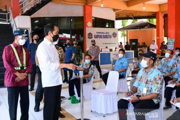 Presiden Jokowi tinjau vaksinasi di Pelabuhan Tanjung Priok