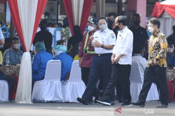 Presiden tinjau vaksinasi bagi pelaku transportasi di Terminal Kampung Rambutan