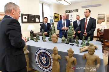 Keluarga almarhum miliuner AS kembalikan artefak jarahan ke Kamboja