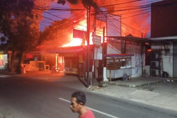 Tiga kios di Cipayung terbakar