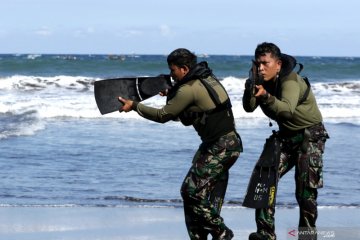 Latihan renang rintis Marinir Indonesia - Amerika