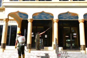 Penyemprotan Disinfektan Masjid Jelang Shalat Jumat