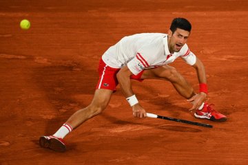 Djokovic depak "Raja Tanah Liat" di semifinal Roland Garros 2021