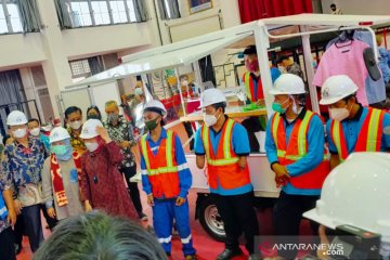 Mensos tinjau balai perakitan sepeda motor disabilitas di Bogor