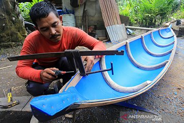 Produksi perahu drum plastik bekas