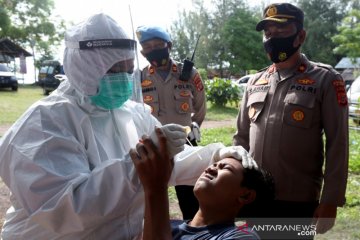 Petugas melakukan swab