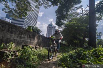 Bermain sepeda gunung di lahan kosong Ibu Kota