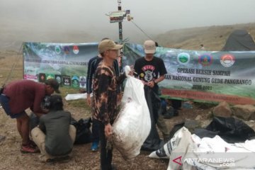 Satu ton lebih sampah diangkut dari jalur daki Gunung Gede-Pangrango